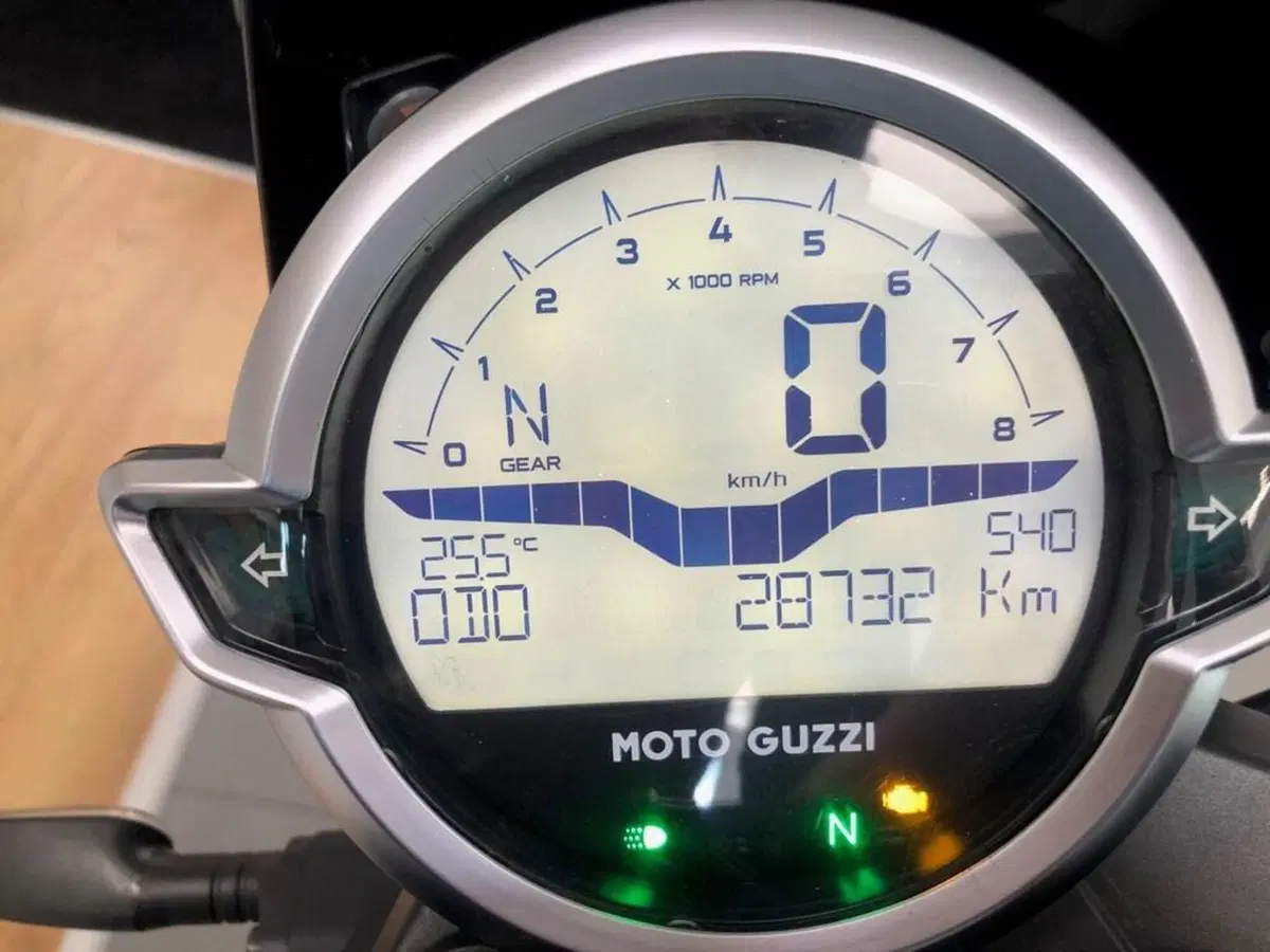 Moto Guzzi V7 Stone (2021 - 24) (3)