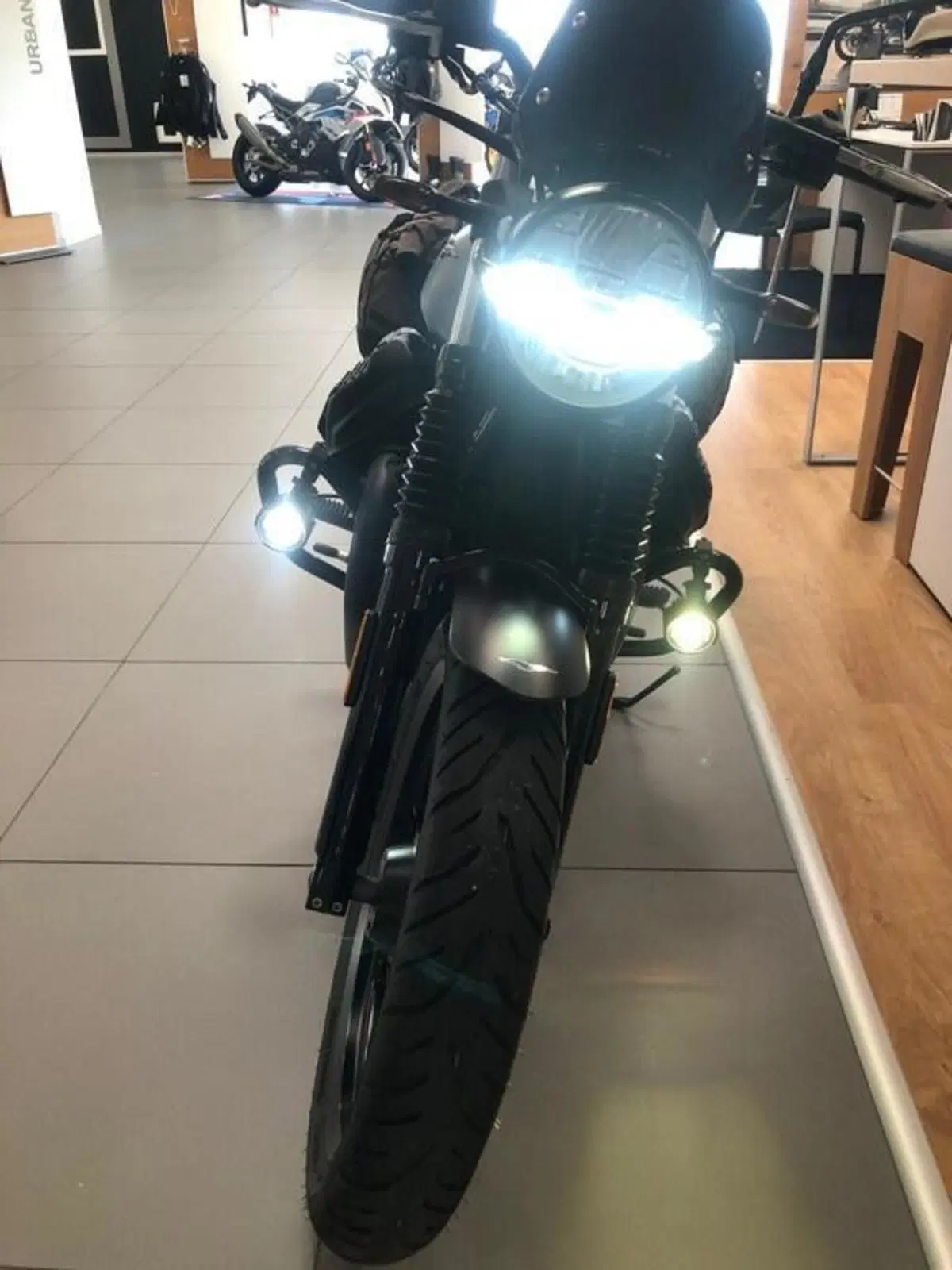 Moto Guzzi V7 Stone (2021 - 24) (5)