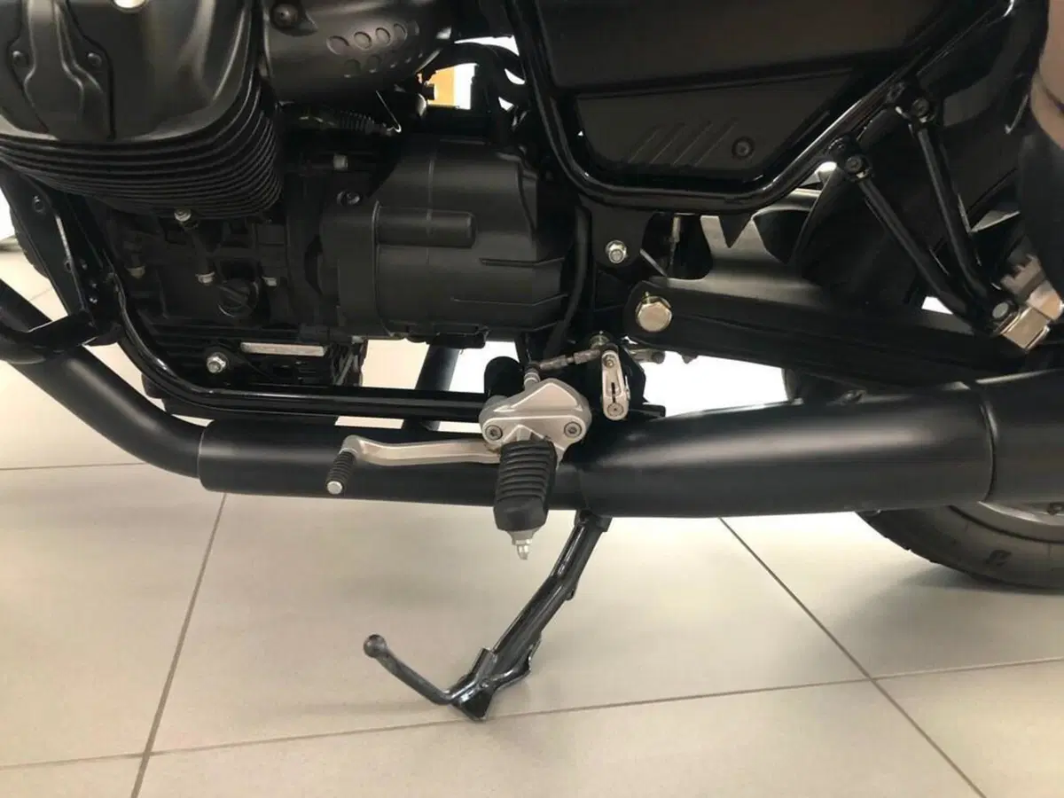 Moto Guzzi V7 Stone (2021 - 24) (7)