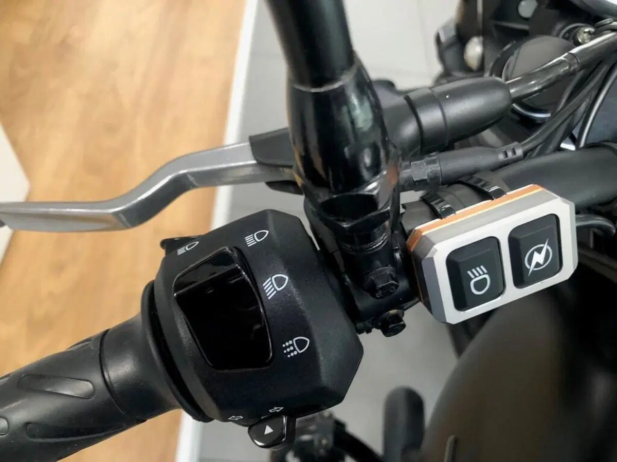 Moto Guzzi V7 Stone (2021 - 24) (2)