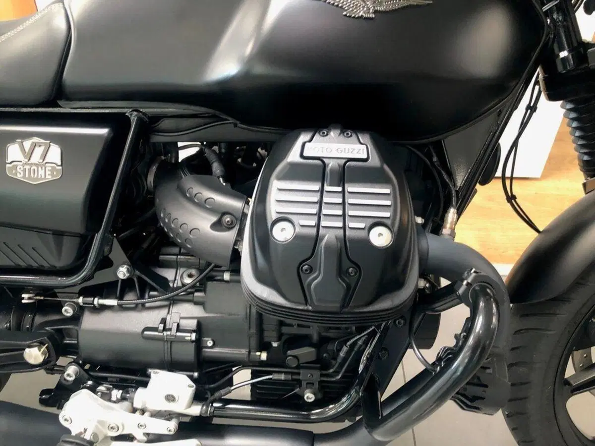 Moto Guzzi V7 Stone (2021 - 24) (6)