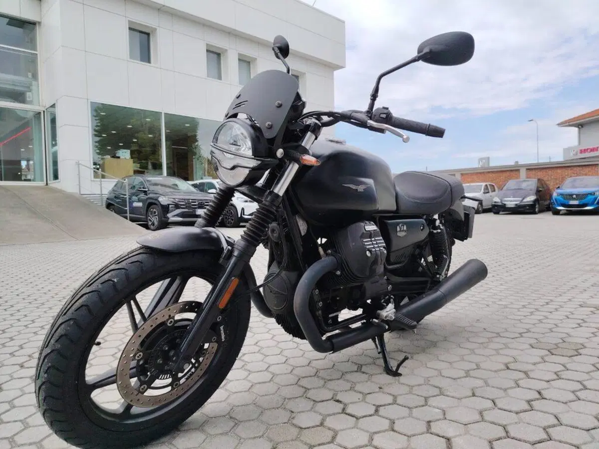 Moto Guzzi V7 Stone (2021 - 24)