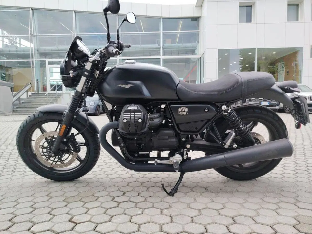 Moto Guzzi V7 Stone (2021 - 24) (4)