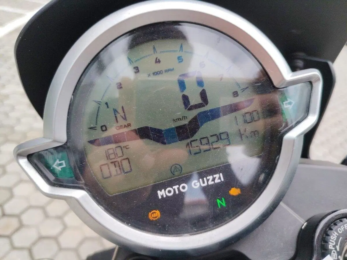 Moto Guzzi V7 Stone (2021 - 24) (11)
