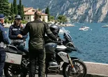 Sposta la moto senza casco...turista multato
