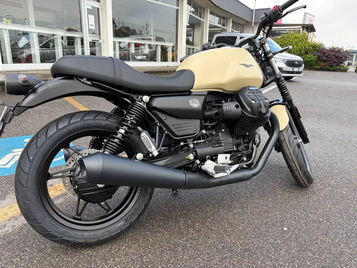 Moto Guzzi V7 Stone (2025 - 26) (2)