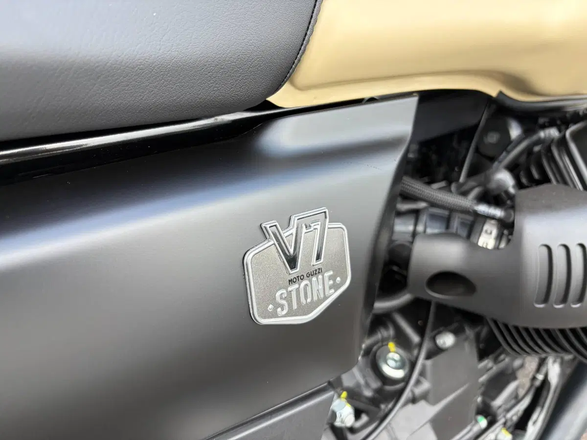 Moto Guzzi V7 Stone (2025 - 26) (3)