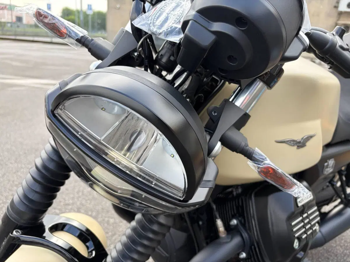 Moto Guzzi V7 Stone (2025 - 26) (8)