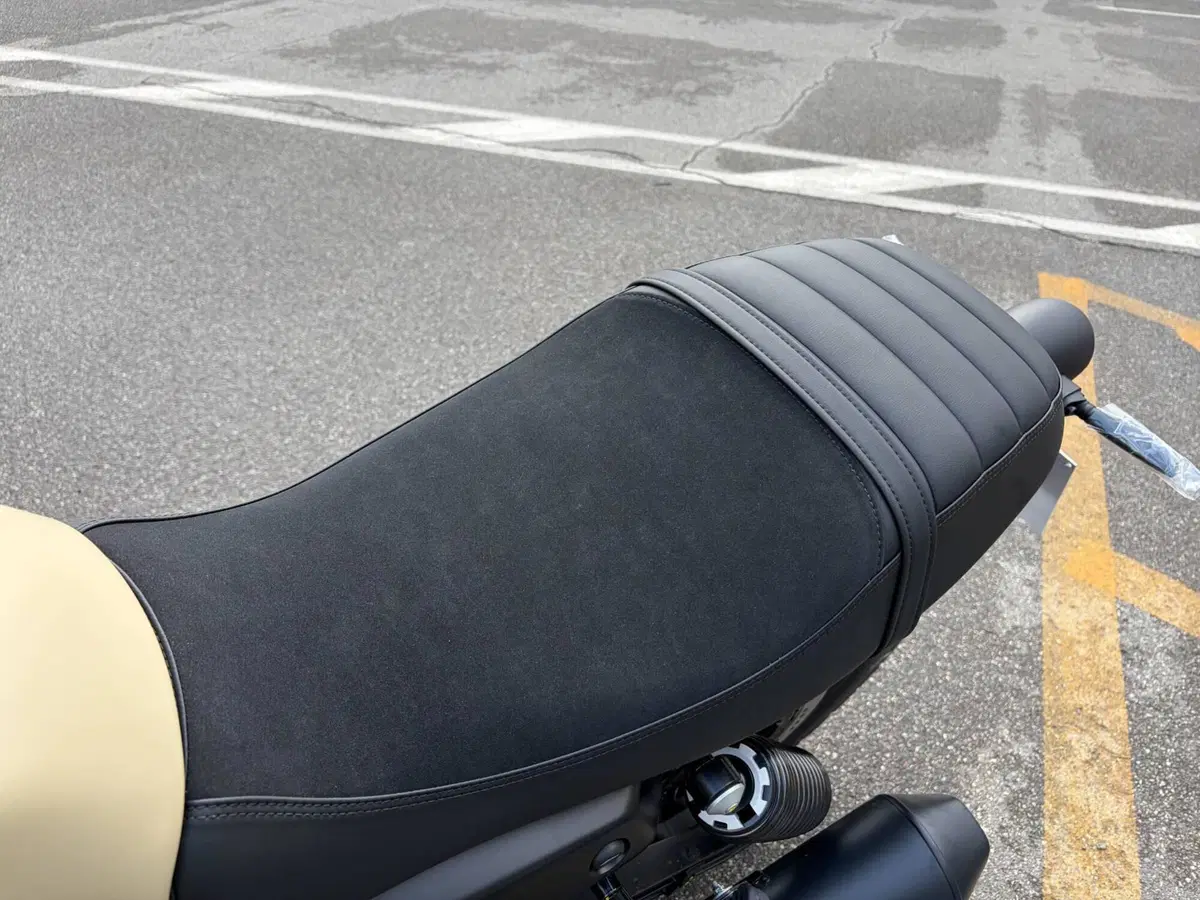Moto Guzzi V7 Stone (2025 - 26) (9)