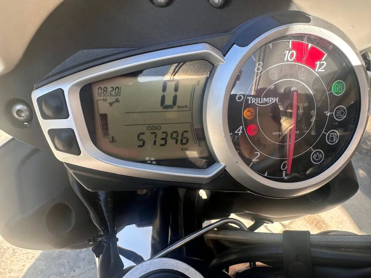 Triumph Speed Triple 1050 (2011 - 13) (9)