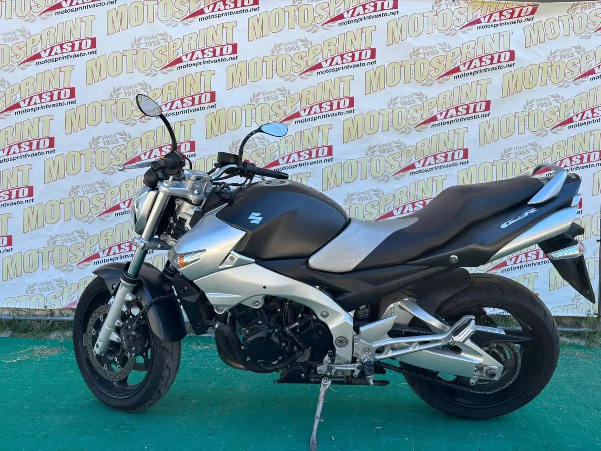Suzuki GSR 600 (2006 - 11) (2)