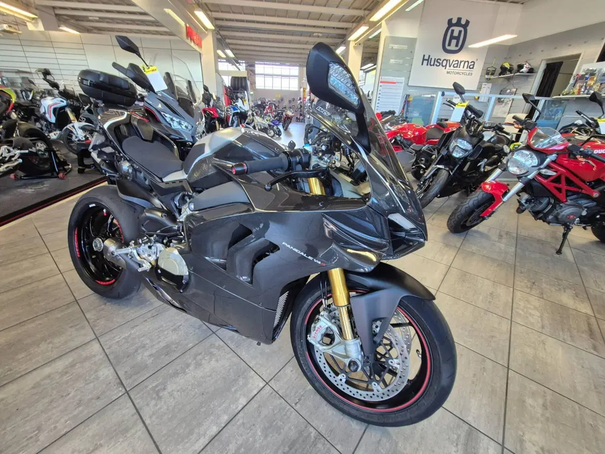 Ducati Panigale V4 S 1100 (2021) (3)
