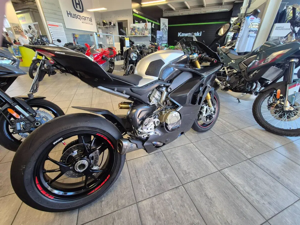 Ducati Panigale V4 S 1100 (2021) (4)