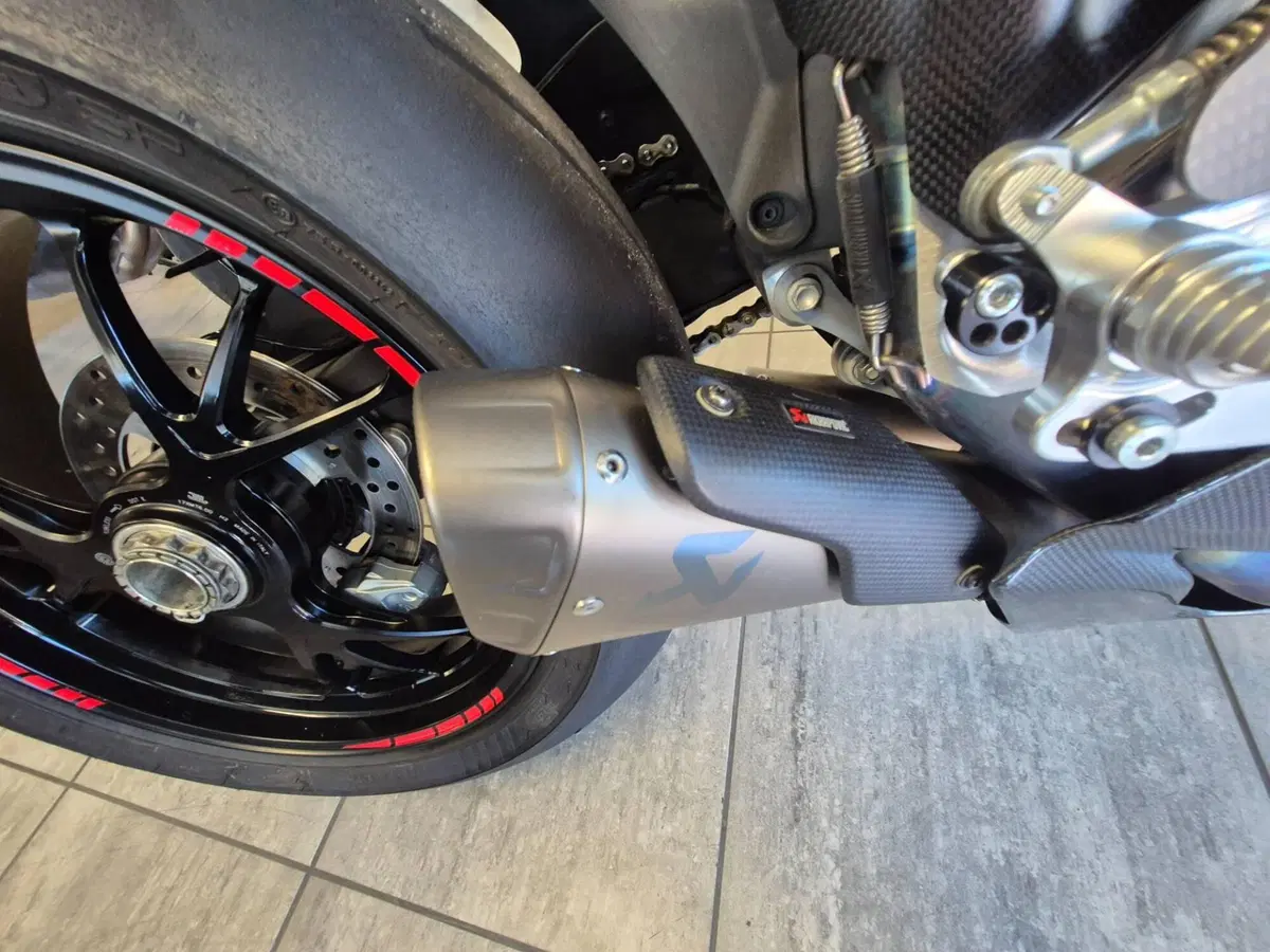 Ducati Panigale V4 S 1100 (2021) (5)