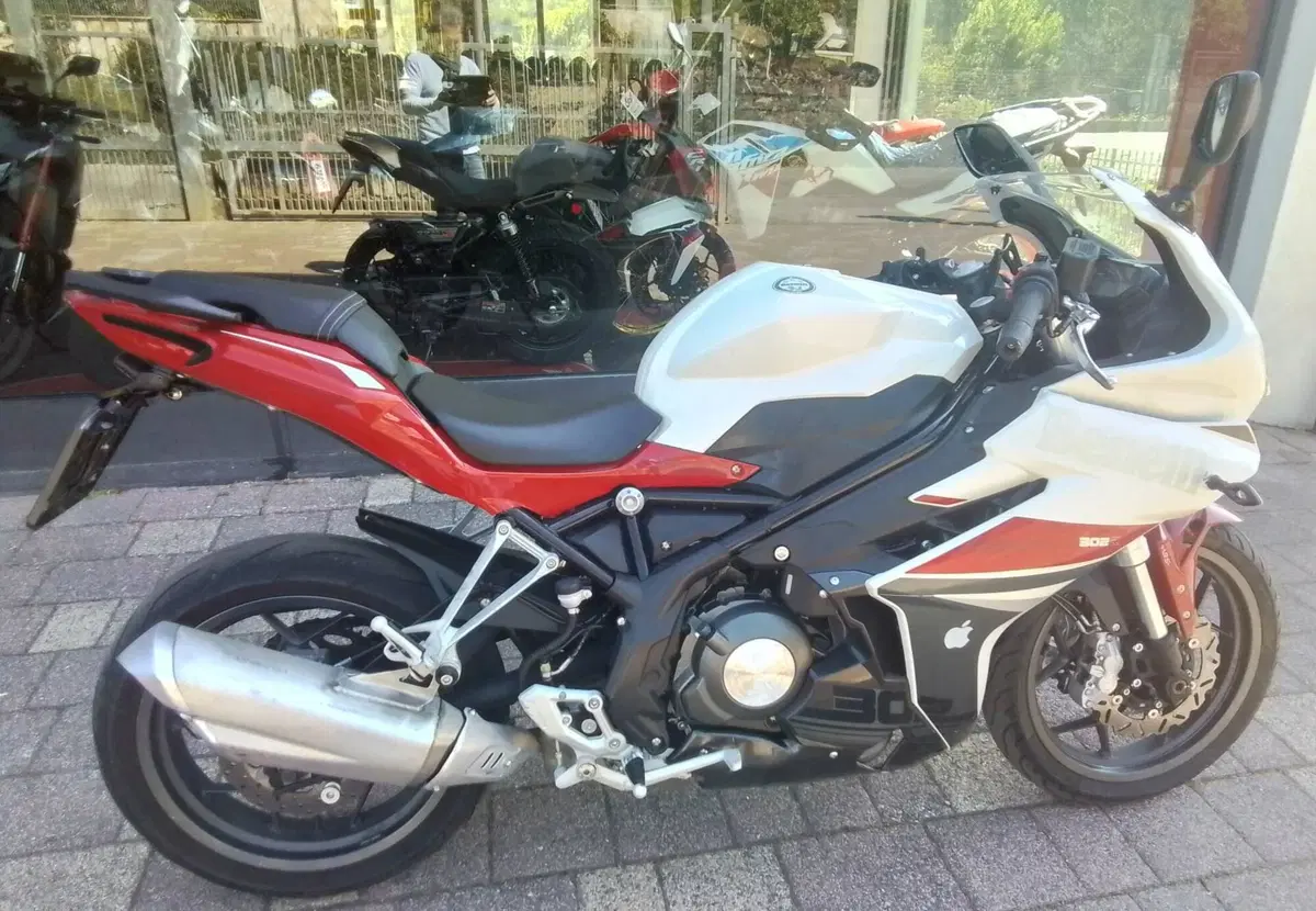 Benelli BN 302 R (2017 - 20) (3)