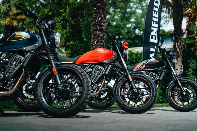 Da sinistra: Guerilla "standard", Apex Red e Apex Black