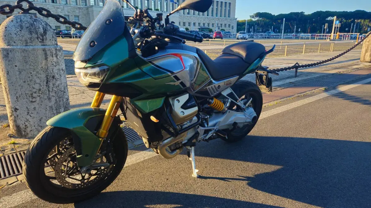 Moto Guzzi V100 Mandello S (2022 - 24)