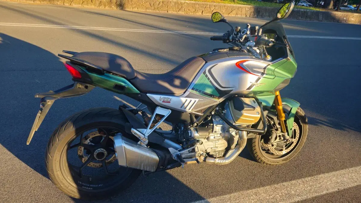 Moto Guzzi V100 Mandello S (2022 - 24) (2)