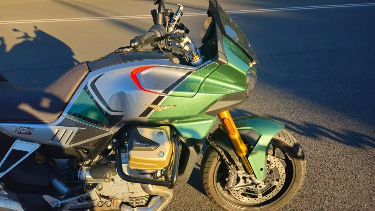 Moto Guzzi V100 Mandello S (2022 - 24) (3)