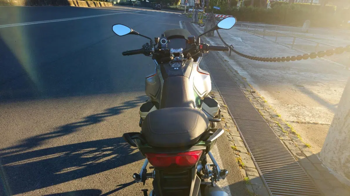 Moto Guzzi V100 Mandello S (2022 - 24) (4)