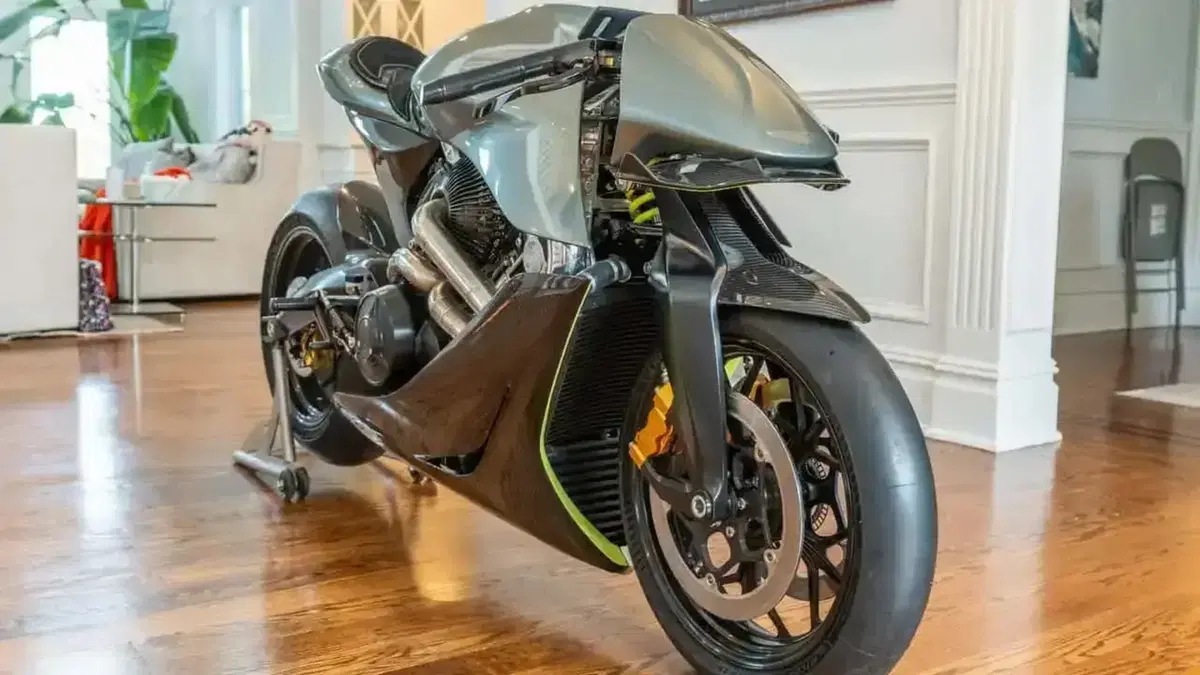 Aston Martin Brough Superior AMB001 va all'asta. Ma va male (2)