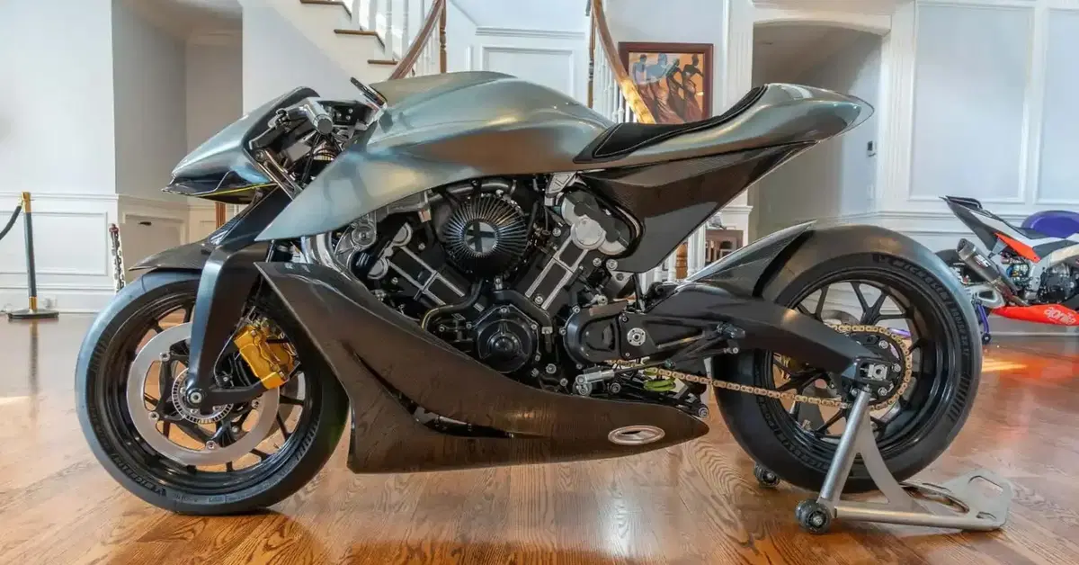 Aston Martin Brough Superior AMB001 va all'asta. Ma finisce male...