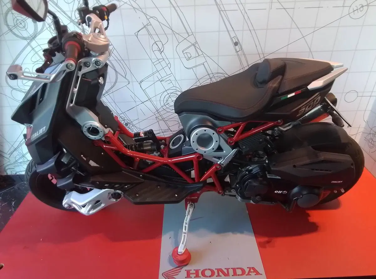 Benelli BN 302 R (2017 - 20) (2)