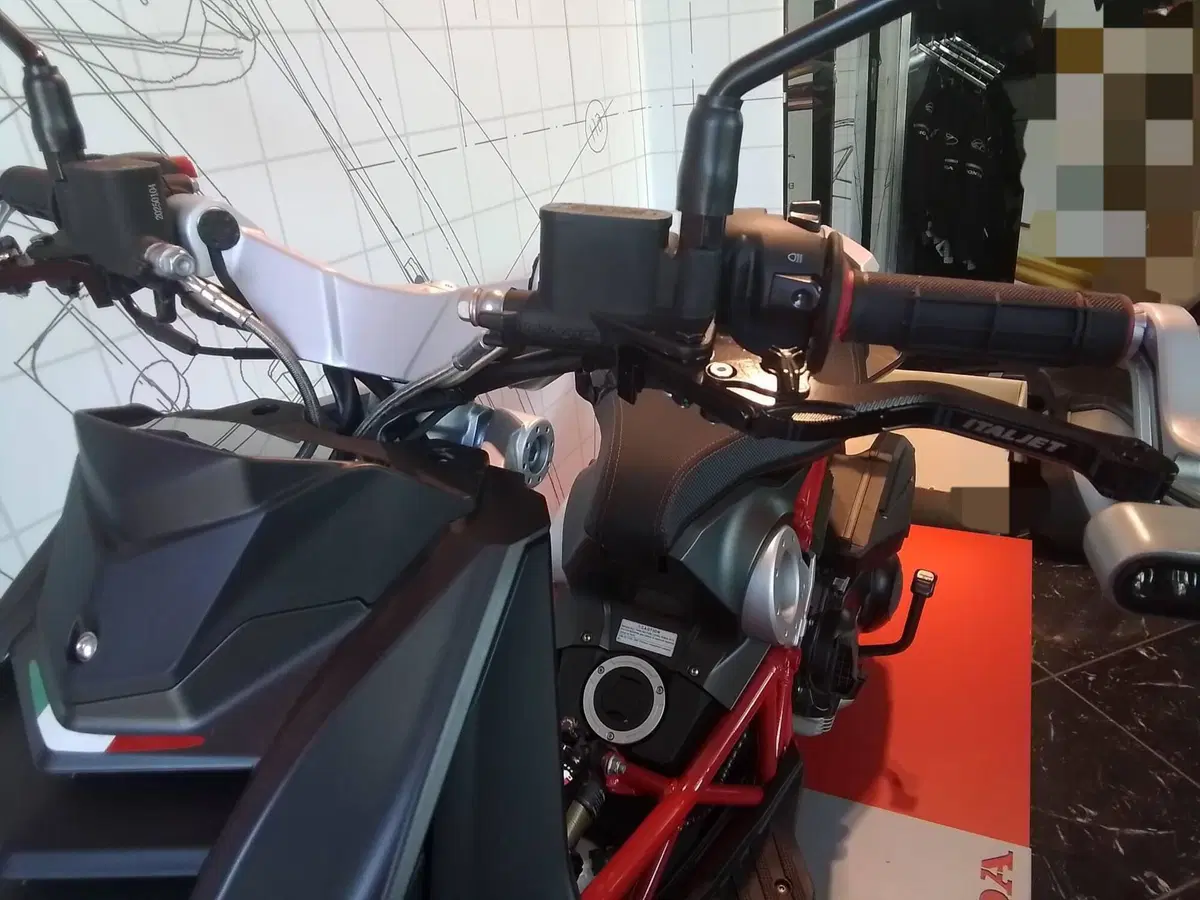 Benelli BN 302 R (2017 - 20) (6)