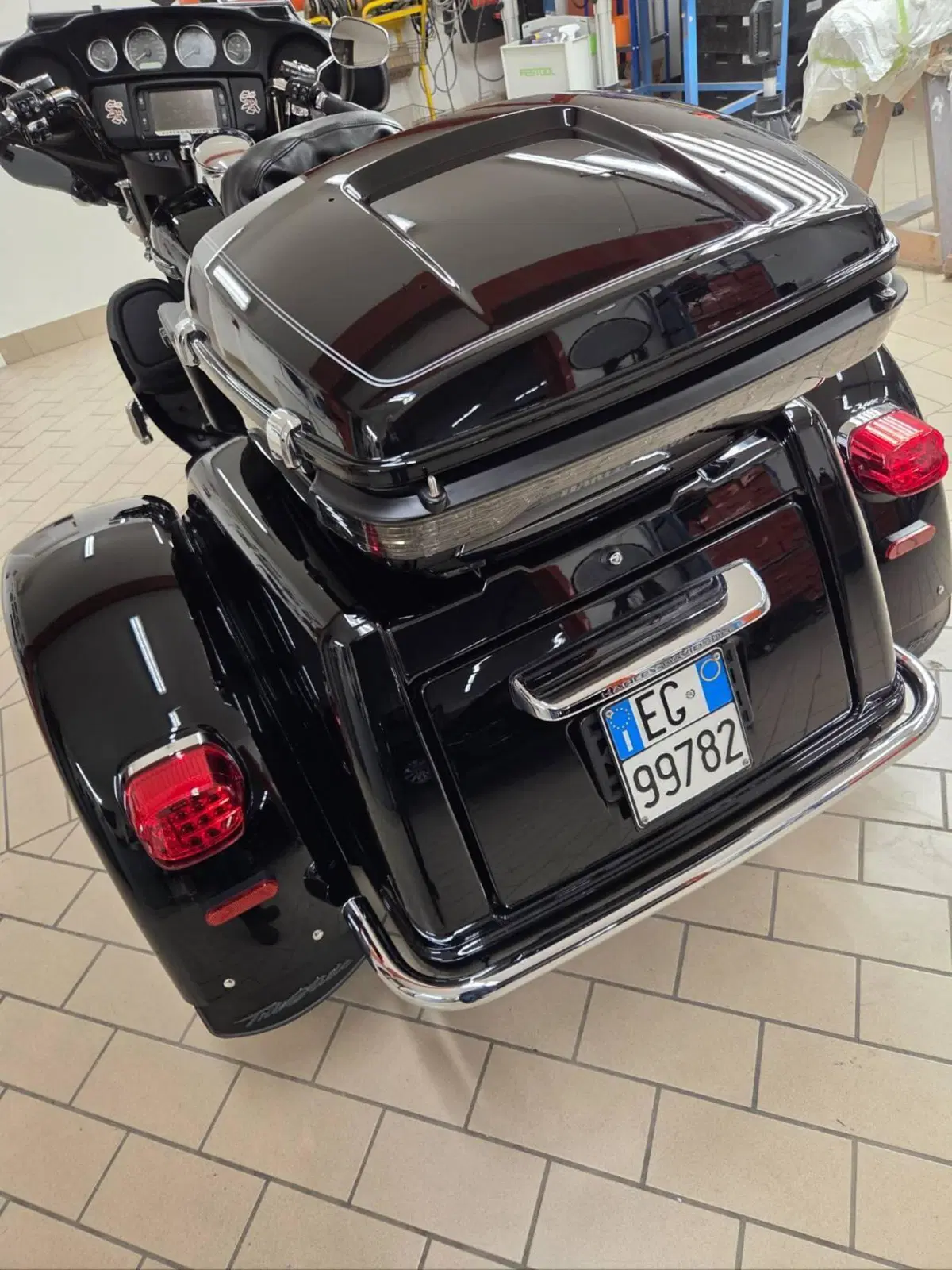 Harley-Davidson 107 Tri Glide Ultra (2016) - FLHTCUTG (2)