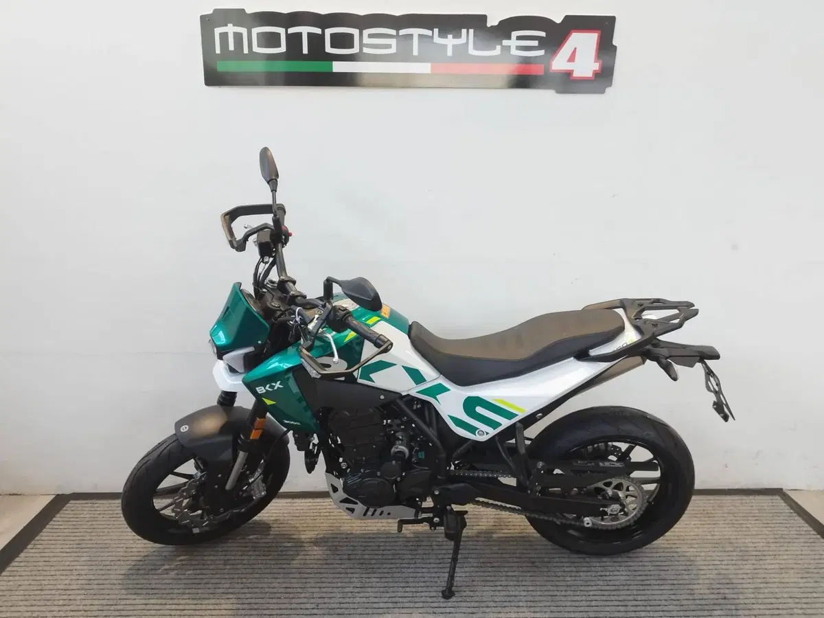 Benelli BKX 300 S (2026) (2)