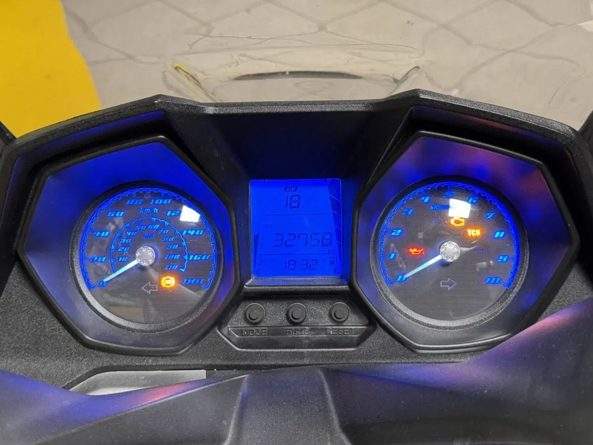 Kymco Downtown 350i ABS (2016 - 20) (2)