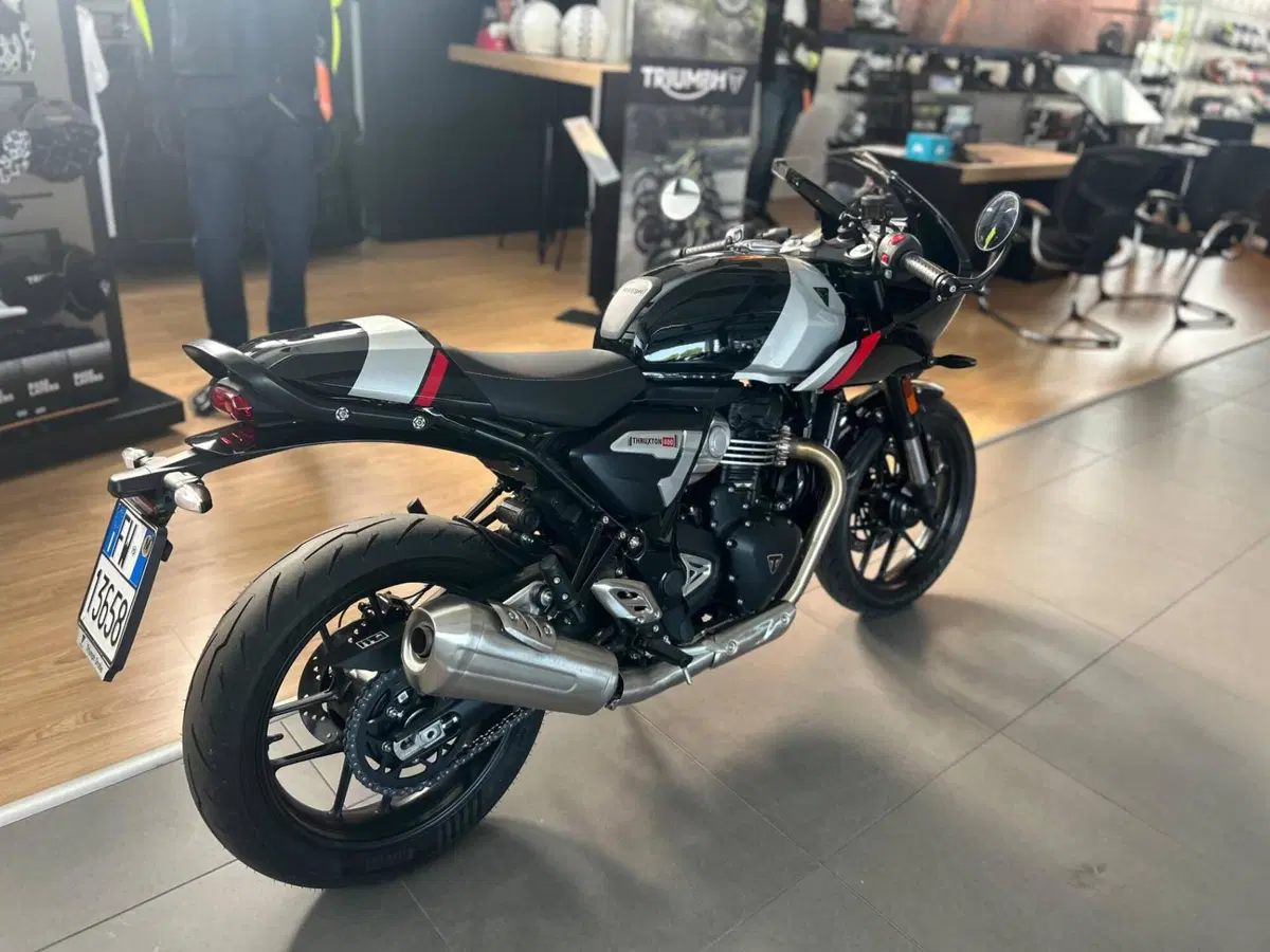 Triumph Thruxton 400 (2026) (2)