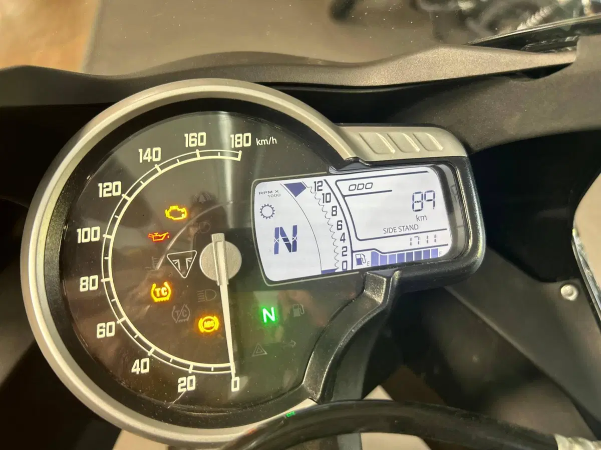 Triumph Thruxton 400 (2026) (5)