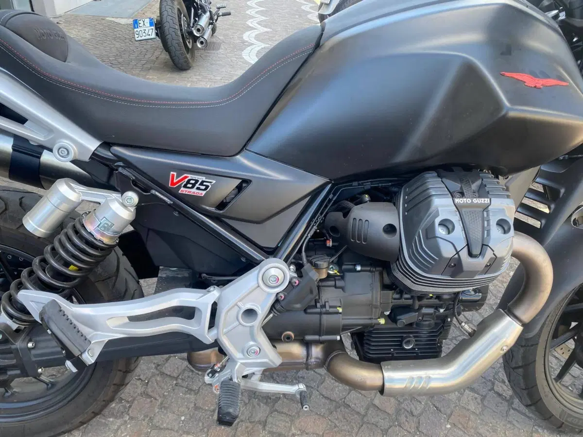 Moto Guzzi V85 Strada (2024 - 26) (7)