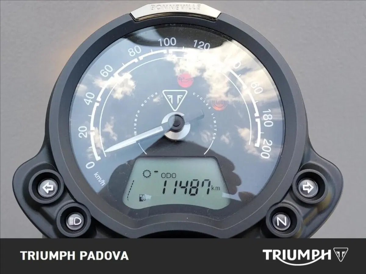 Triumph Street Twin 900 (2021 - 22) (13)