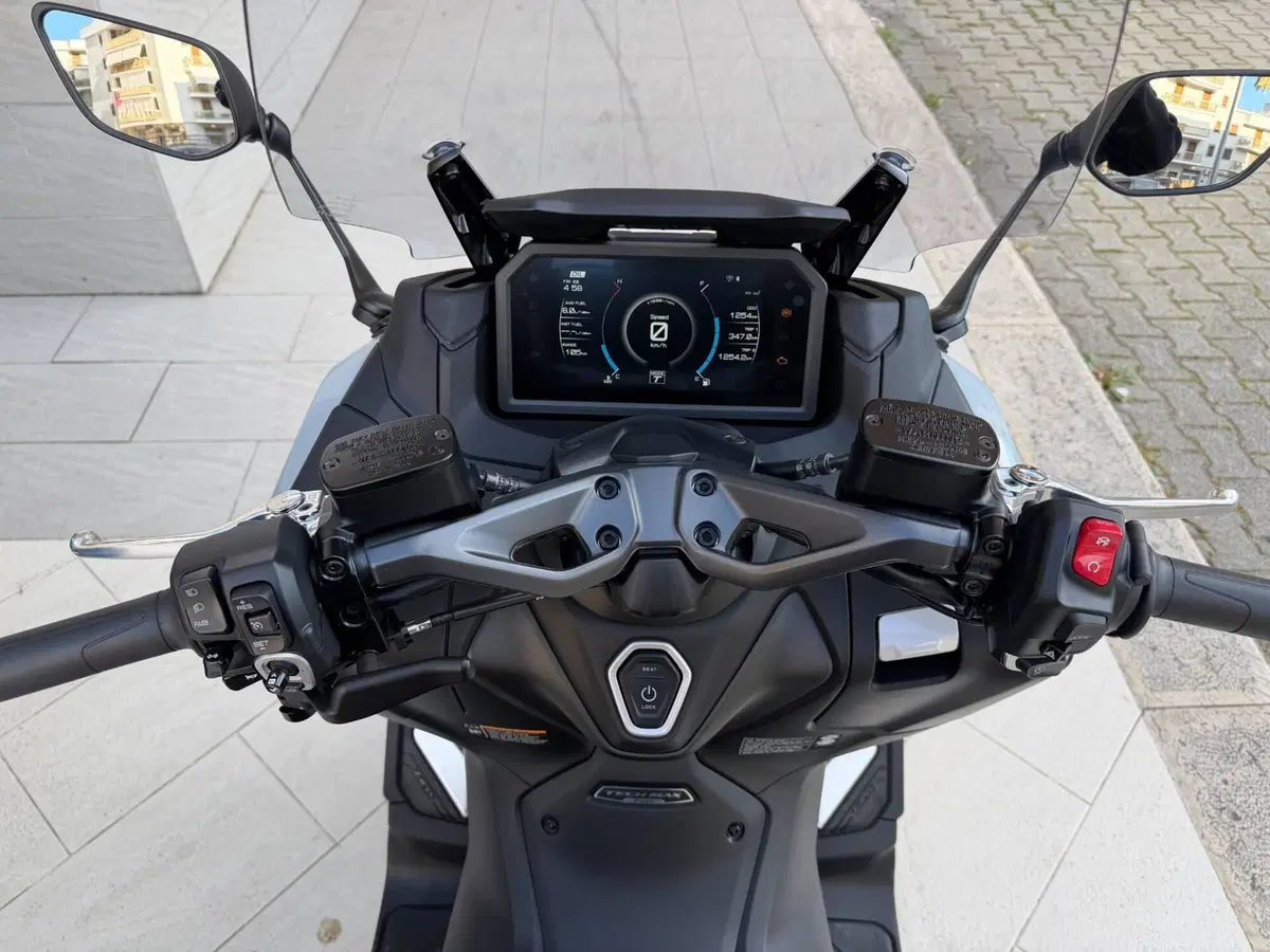 Yamaha T-Max 560 Tech Max (2025 - 26) (7)