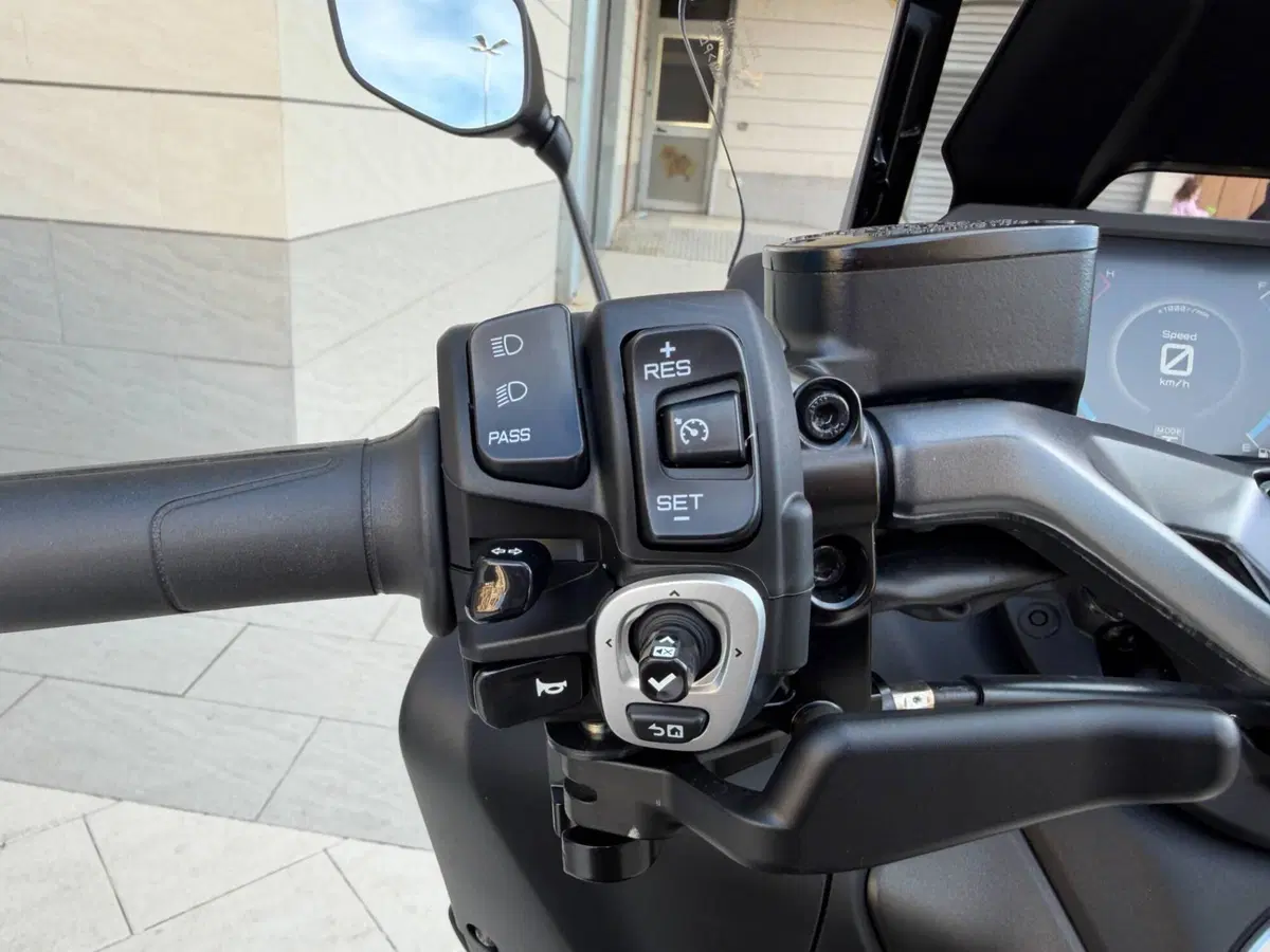 Yamaha T-Max 560 Tech Max (2025 - 26) (8)