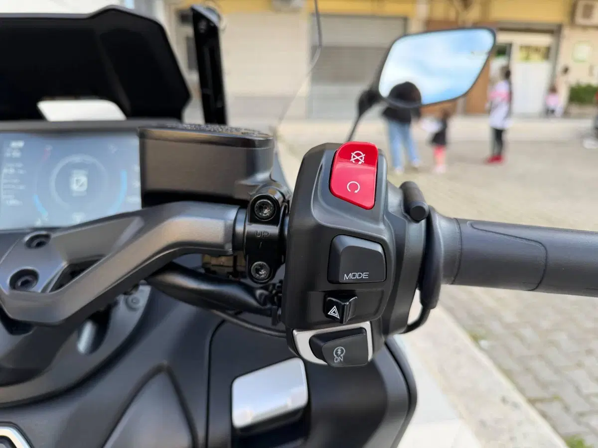 Yamaha T-Max 560 Tech Max (2025 - 26) (9)