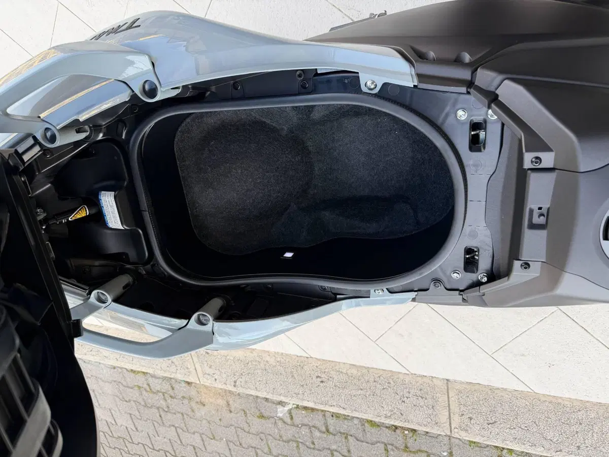 Yamaha T-Max 560 Tech Max (2025 - 26) (10)