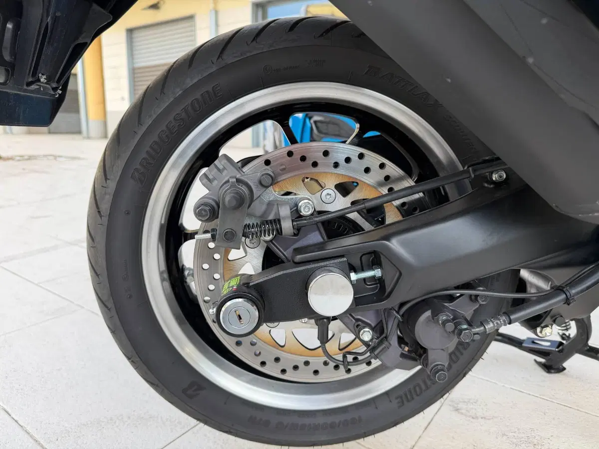 Yamaha T-Max 560 Tech Max (2025 - 26) (11)