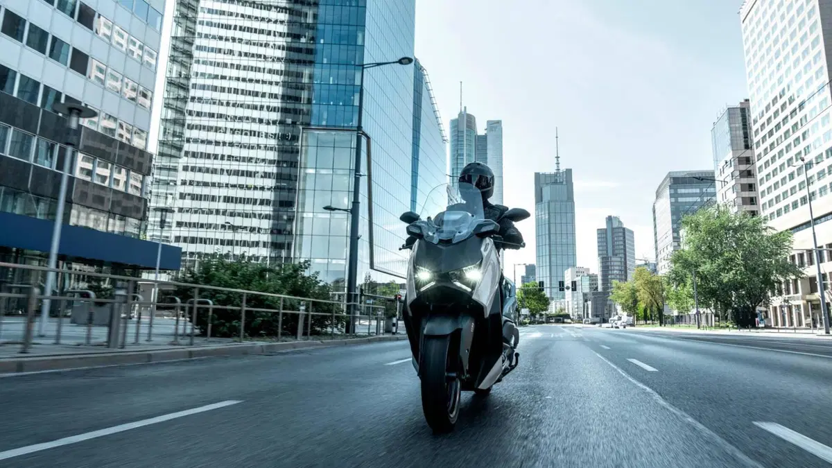 Yamaha X-Max 300 Tech Max+ (2025 - 26) (4)