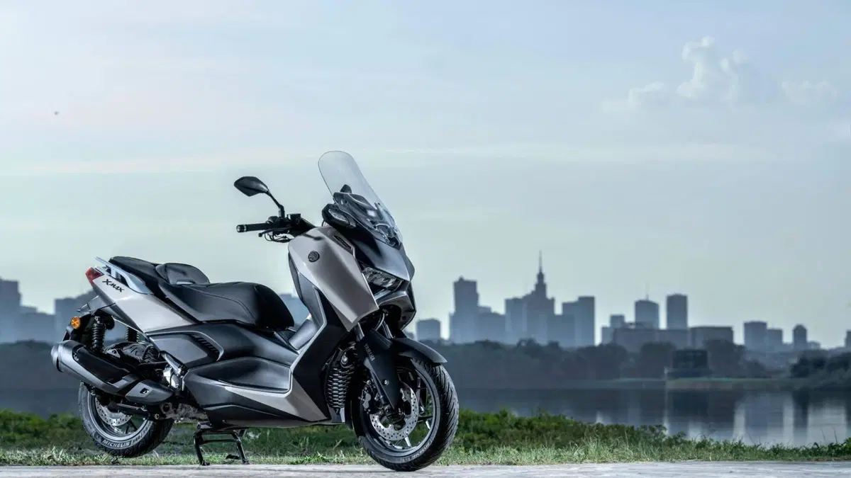 Yamaha X-Max 300 Tech Max+ (2025 - 26) (3)