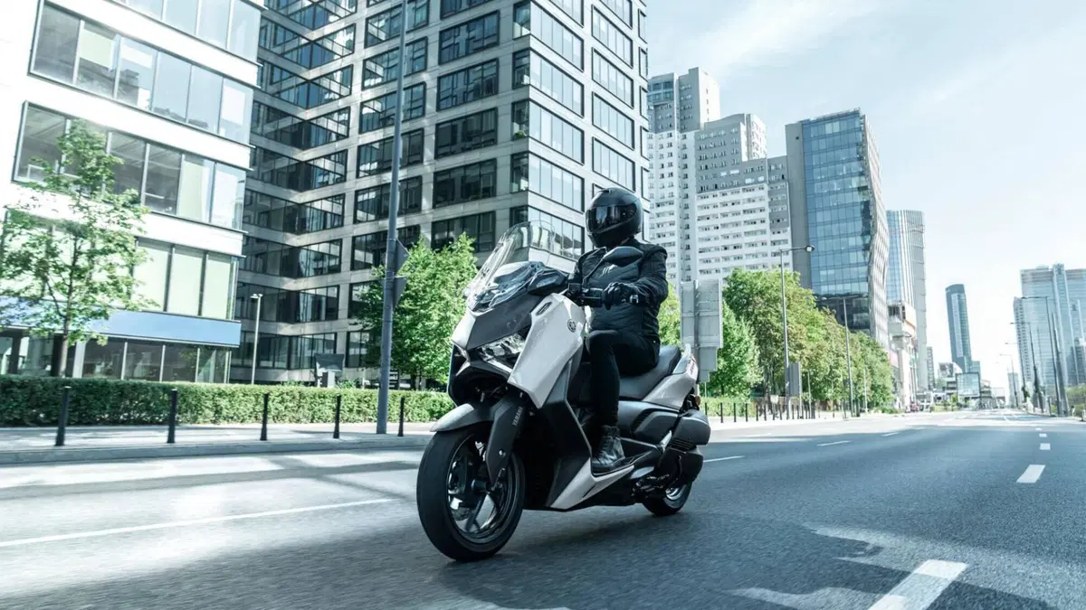 Yamaha X-Max 300 Tech Max (2025 - 26) (7)