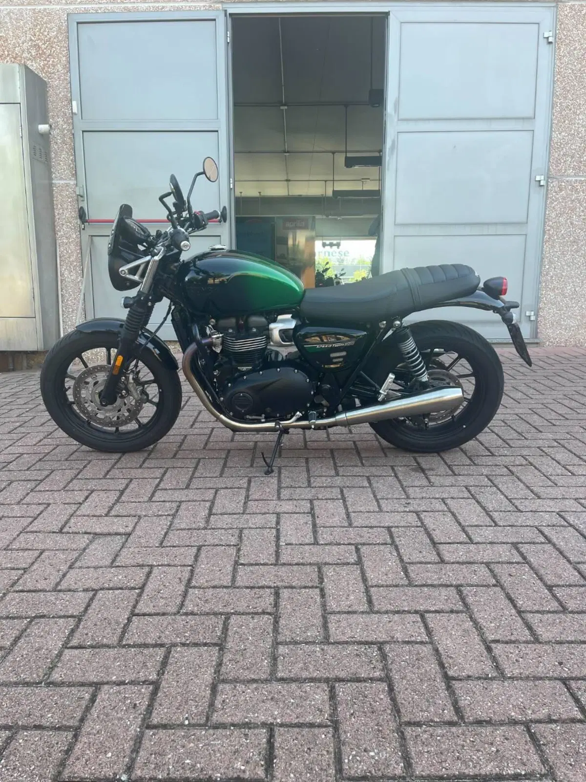 Triumph Speed Twin 900 Stealth Edition (2024) (3)