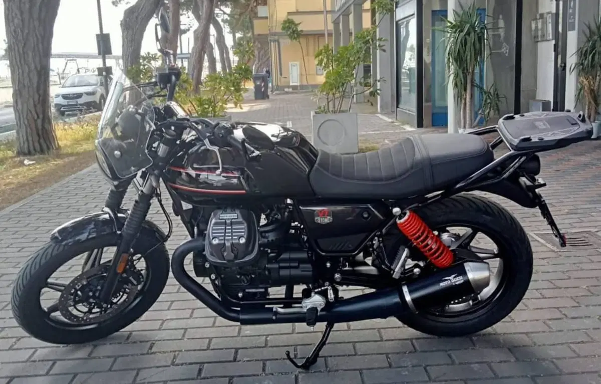 Moto Guzzi V7 Stone Special Edition (2022 - 25)
