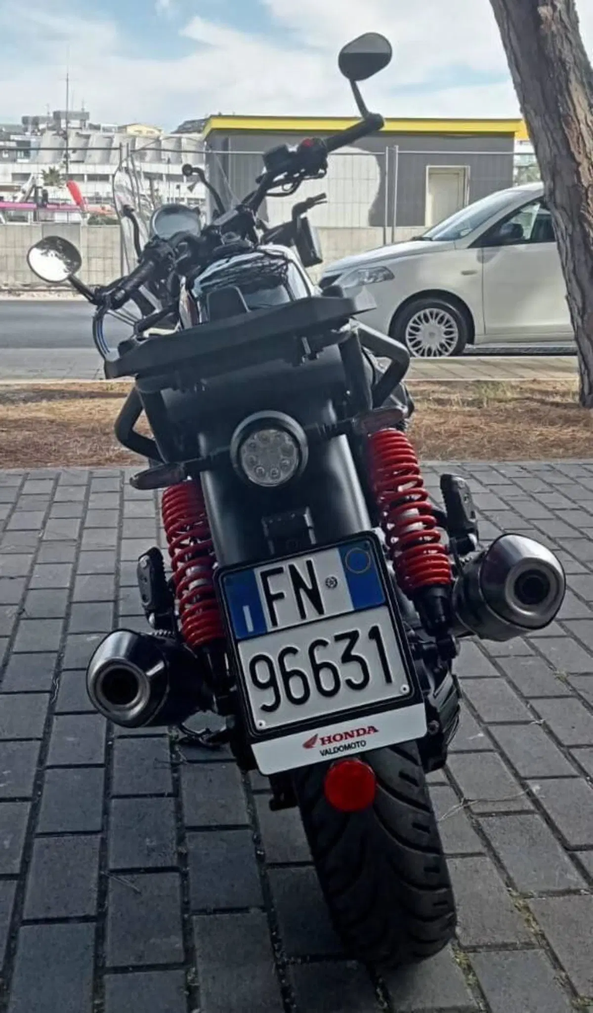 Moto Guzzi V7 Stone Special Edition (2022 - 25) (4)