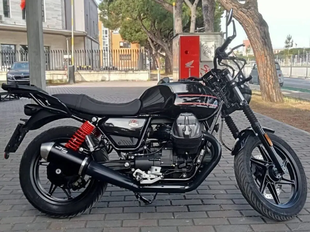 Moto Guzzi V7 Stone Special Edition (2022 - 25) (2)