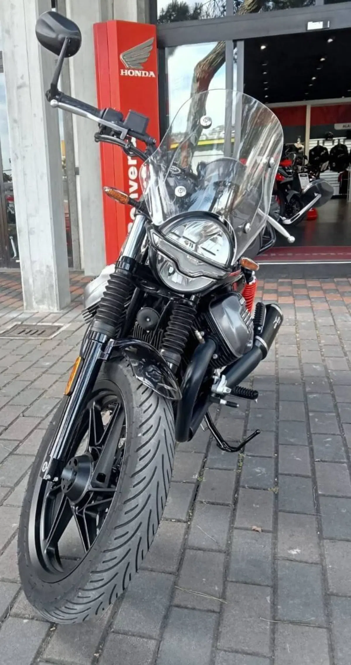 Moto Guzzi V7 Stone Special Edition (2022 - 25) (3)