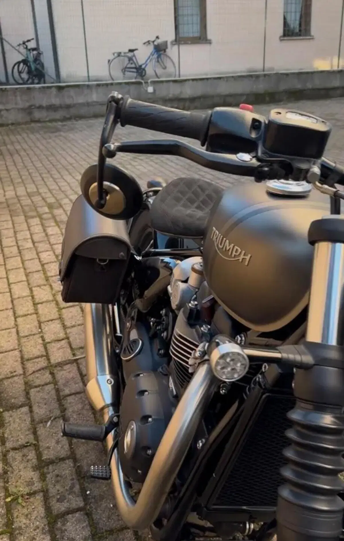 Triumph Bonneville Bobber Black 1200 (2018 - 20) (4)