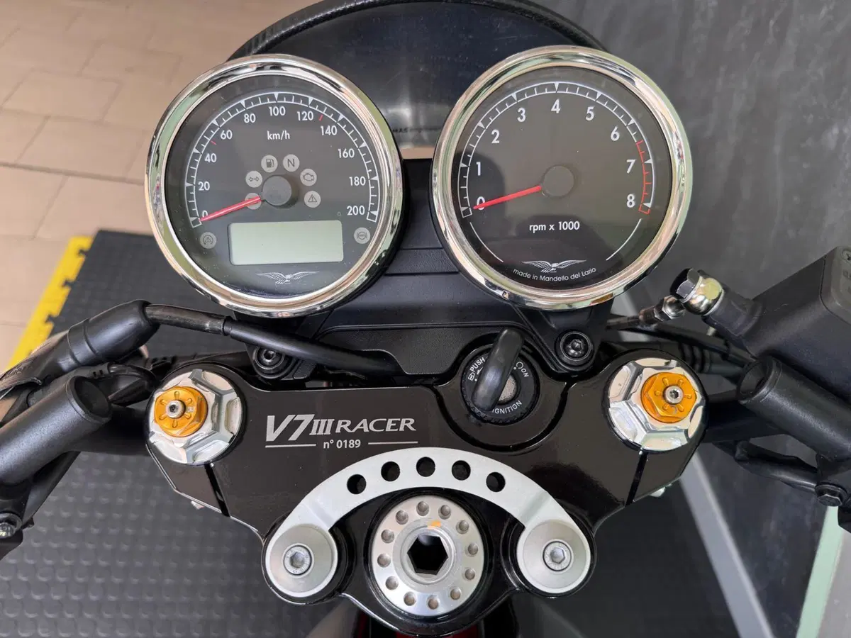 Moto Guzzi V7 III Racer (2017 - 20) (8)